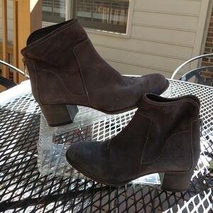 Aquatalia Women’s Taylor Textured Suede Stack Heeled Zip Back Booties – Gray – S